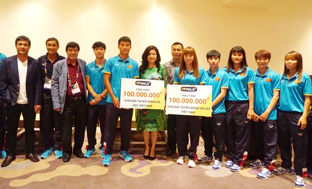 VPMilk khích lệ tinh thần 2 đội bóng đá nam, nữ Việt Nam tại SEA Games 29 - 3 Chủ tịch HĐQT kiêm TGĐ VPMilk Nguyễn Thị Thu Phương trao tặng mỗi đội 100 triệu đồng