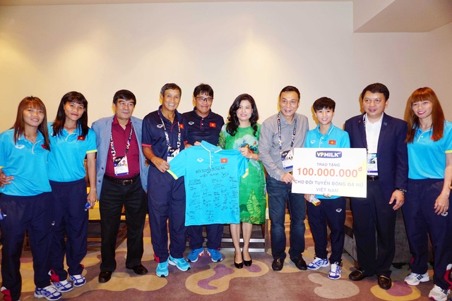 VPMilk khích lệ tinh thần 2 đội bóng đá nam, nữ Việt Nam tại SEA Games 29 - 4 Đại diện đội tuyển bóng đá nữ Việt Nam tặng áo đấu có chữ ký của các thành viên trong đội cho đại diện nhà tài trợ