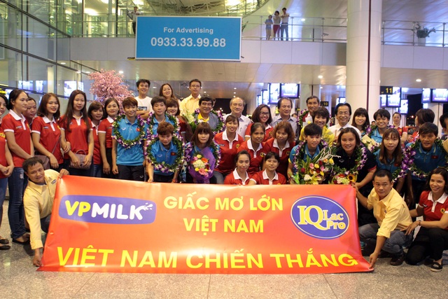 Đội tuyển nữ Việt Nam được đón tiếp nồng hậu khi về nước - 1 Đội tuyển bóng đá nữ Việt Nam được đón tiếp nồng hậu khi về nước
