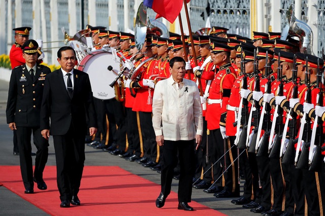 Thái Lan, Philippines khẳng định cần giữ hòa bình, ổn định trên Biển Đông - 1
Tổng thống Duterte và Thủ tướng Prayut. (Ảnh: ABS-CBN News)