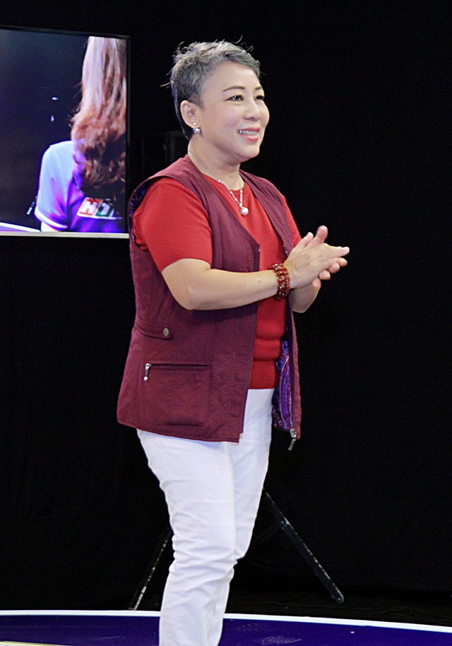 Cựu phát thanh viên Khải Hoàn bất ngờ tham gia truyền hình thực tế - 7 Với mấy mươi năm gắn bó cùng khán giả HTV, cùng với những PTV tên tuổi khác, Khải Hoàn từng được mệnh danh là một trong những người có chất giọng Hà Nội hay nhất.