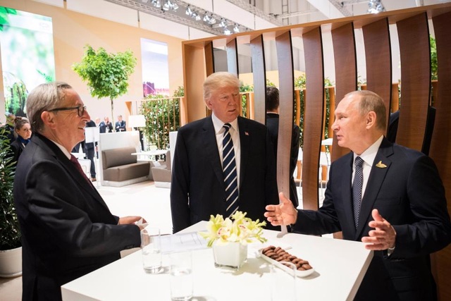 Tổng thống Trump lần đầu bắt tay ông Putin - 2
Tổng thống Trump, Tổng thống Putin trò chuyện cùng các nhà lãnh đạo khác. (Ảnh: EPA)
