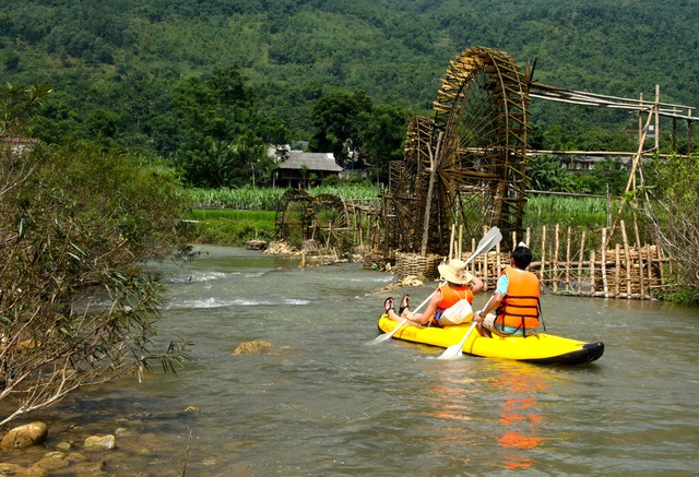 Say lòng với Pù Luông: Góc ẩn mình của thiên nhiên xứ Thanh - 7
Du khách chèo thuyền trên suối.