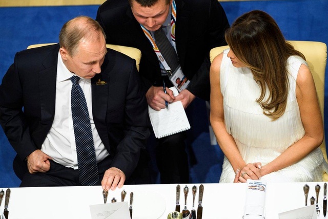 Tổng thống Putin hài lòng khi trò chuyện với Đệ nhất phu nhân Mỹ - 1 Tổng thống Vladimir Putin trò chuyện cùng Đệ nhất phu nhân Melania Trump trên bàn tiệc tại hội nghị thượng đỉnh G20 ở Đức (Ảnh: Getty)