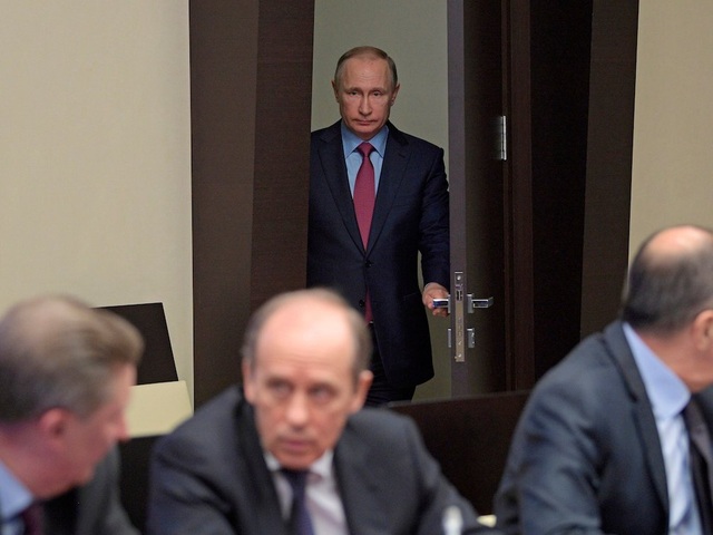 Tiết lộ thói quen sinh hoạt của Tổng thống Nga Vladimir Putin - 9
Ông Putin thích làm việc về đêm và thức khuya. Ông đạt được hiệu suất làm việc tốt nhất vào tối muộn. (Ảnh: AP)