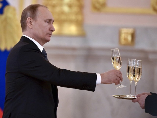 Tiết lộ thói quen sinh hoạt của Tổng thống Nga Vladimir Putin - 11
Ông Putin là người không uống rượu ngoại, trừ trong các bữa tiệc chính thức. Truyền thông cho rằng ông muốn xây dựng hình ảnh một nhà lãnh đạo không uống đồ uống có cồn. Theo Politico, ông Putin là hình ảnh tiêu biểu cho việc chống lại tình trạng nghiện rượu ở Nga. (Ảnh: Reuters)