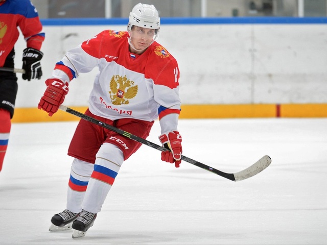 Tiết lộ thói quen sinh hoạt của Tổng thống Nga Vladimir Putin - 13
Ông Putin cũng thỉnh thoảng chơi môn thể thao yêu thích là khúc côn cầu trên băng. Ông không chỉ xem mà còn lập đội để thi đấu với các vệ sỹ (Ảnh: AP)