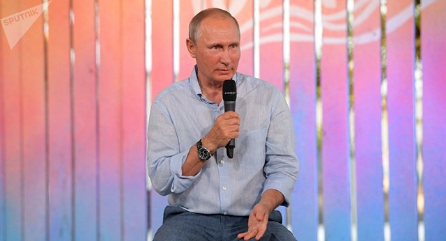 Tổng thống Putin tiết lộ “gu” thời trang ưa thích - 1 Tổng thống Putin phát biểu tại diễn đàn Tavrida ở Crimea (Ảnh: Sputnik)