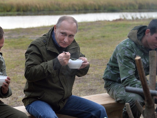 Tiết lộ thói quen sinh hoạt của Tổng thống Nga Vladimir Putin - 2
Kết thúc bữa sáng, ông Putin sẽ dùng 1 tách cà phê (Ảnh: AP)