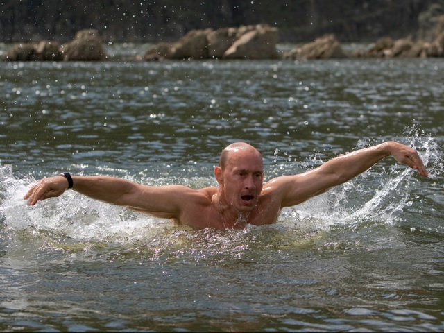 Tiết lộ thói quen sinh hoạt của Tổng thống Nga Vladimir Putin - 3
Mỗi ngày, ông Putin dành khoảng 2 giờ để bơi (Ảnh: AP)