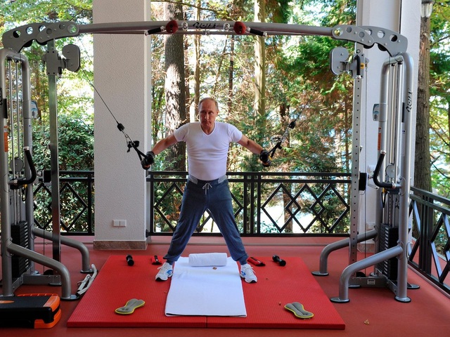 Tiết lộ thói quen sinh hoạt của Tổng thống Nga Vladimir Putin - 4
Ông Putin cũng thường xuyên tập gym (Ảnh: AP)