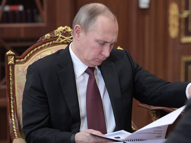 Tiết lộ thói quen sinh hoạt của Tổng thống Nga Vladimir Putin - 8
Ông Putin được cho là thường bắt đầu làm việc vào đầu giờ chiều. Đầu tiên ông sẽ đọc các báo cáo tóm tắt. Báo cáo bao gồm tài liệu tình báo trong nước và hoạt động ngoại giao cũng như xem các video từ báo chí Nga và quốc tế. (Ảnh: AP)