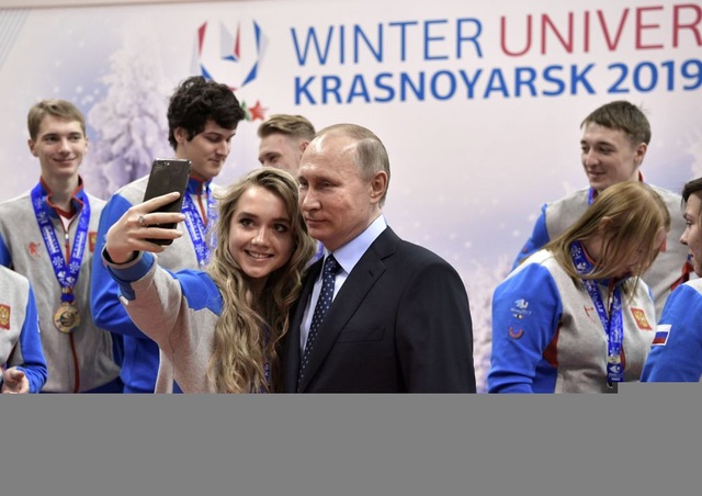 Ảnh "tự sướng" của các nguyên thủ thế giới - 14
Tổng thống Nga Vladimir Putin chụp ảnh tự sướng cùng một nữ vận động viên trong một sự kiện ở thành phố Krasnoyarsk ngày 1/3. (Ảnh: Sputnik)