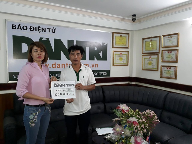 Hơn 42 triệu đồng đến với cháu bé bị ngã từ xe múc xuống đất - 1 PV Dân trí trao tiền đến anh Nguyễn Thanh Hải