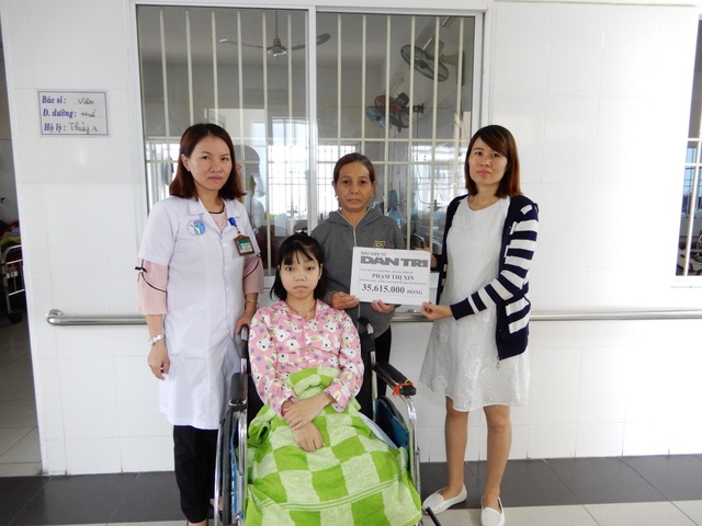 Hơn 35 triệu đồng đến với nữ sinh phải nghỉ học vì mắc bệnh viêm cột sống dính khớp - 1 PV Dân trí trao tiền cho hai mẹ con bà Phạm Thị Xin và Đỗ Thị Hồng Nhung