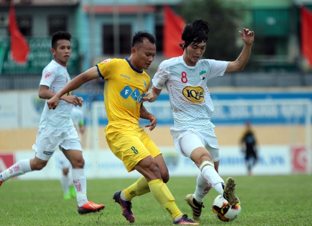 Văn Thanh ghi cú đúp, HA Gia Lai vẫn thua đậm Thanh Hóa - 2
Pha tranh bóng giữa Trọng Hoàng (trái) và Tuấn Anh (phải), ảnh: Minh Phương