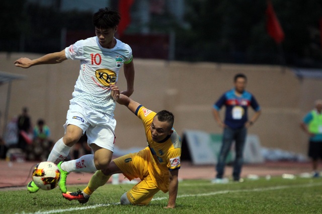 Văn Thanh ghi cú đúp, HA Gia Lai vẫn thua đậm Thanh Hóa - 3
Công Phượng (trái) nỗ lực đi bóng vượt qua cầu thủ FLC Thanh Hóa, ảnh: Minh Phương