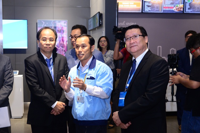 Samsung mở Trung tâm trải nghiệm giải pháp DN lớn nhất Đông Nam Á tại Việt Nam - 2
Ông Lê Mạnh Hà, nguyên Phó Chủ tịch Ủy ban Nhân dân Tp.Hồ Chí Minh (trái) và ông Lê Hoài Quốc, Trưởng ban Quản lý Khu Công nghệ Cao TPHCM (phải) thăm quan Trung tâm EBC.