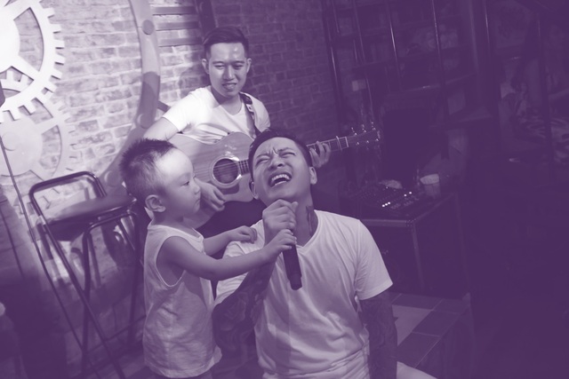 Tuấn Hưng “nịnh đầm” ngọt lịm trong ngày sinh nhật vợ - 4 Con trai cầm mic cho bố phiêu.