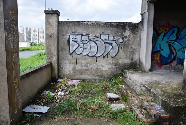 TPHCM: Hàng loạt biệt thự bạc tỷ thành nơi "ngả lưng" của con nghiện - 8 Sau bao nhiêu năm được xây dựng rồi bỏ hoang, những căn biệt thự này đang xuống cấp trầm trọng, xi măng rơi vở, sắt thép hoen gỉ, rong rêu phủ kín lối đi. Sự điêu tàn, vắng vẻ của dự án nghìn tỷ này làm cho cả dãy biệt thự như thành phố... ma.