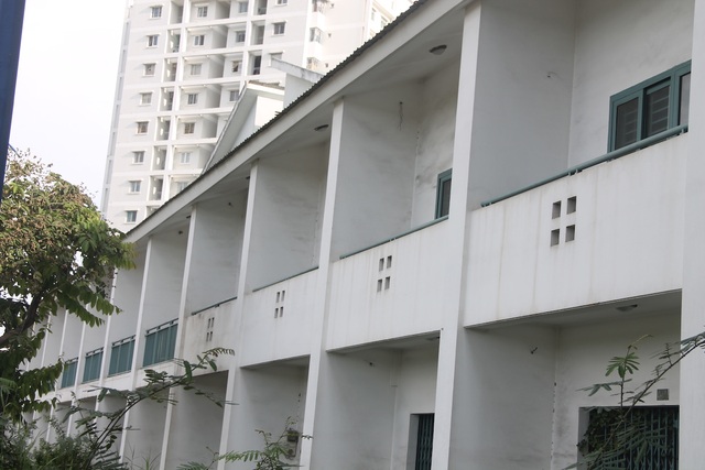 Cận cảnh nhếch nhác của hàng chục căn nhà liền kề bị bỏ hoang - 1 Được đưa vào sử dụng nhiều năm, dãy nhà liền thuộc một phần tại dự án tái định cư Thạnh Mỹ Lợi đang bị bỏ hoang