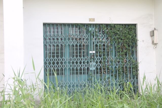 Cận cảnh nhếch nhác của hàng chục căn nhà liền kề bị bỏ hoang - 4 Khóa sắt đều bị hoen gỉ… Các cửa kéo của dãy nhà đều xuống cấp sau một thời gian không sử dụng.