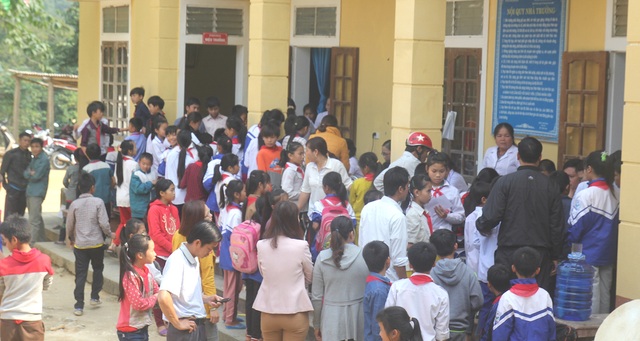 Vụ 20 học sinh viêm cầu thận cấp: Tất cả đều bị phù mặt, đau bụng, tiểu buốt - 6 Sau khi sự việc 2 em học sinh tử vong vì căn bệnh suy thận cấp, người dân nhốn nháo đưa con đi khám.