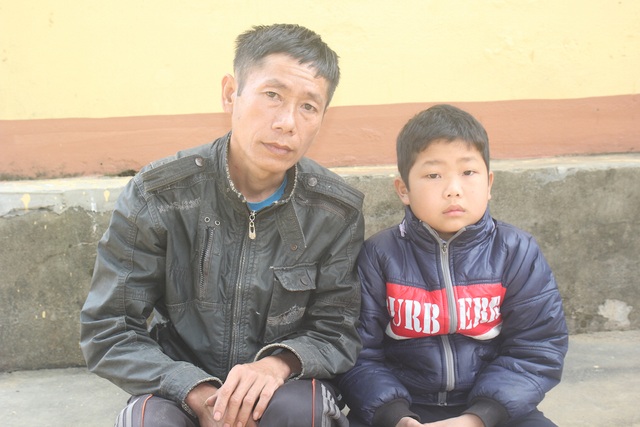 
Anh Hà Văn Dậu (43 tuổi) vượt 7km đường rừng, đưa con trai là Hà Văn Tiến (12 tuổi) từ bản Mứt đi khám bệnh.
