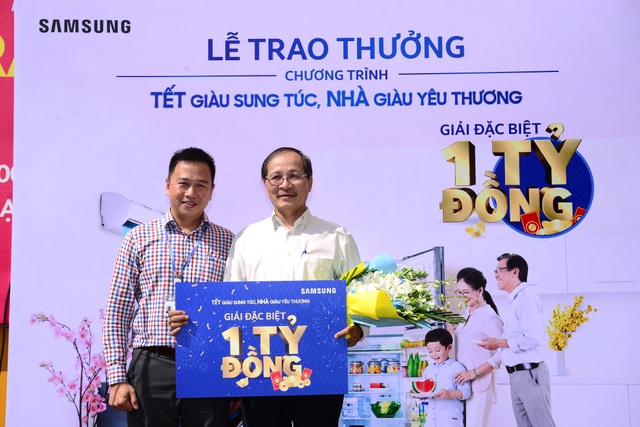Samsung trao giải 1 tỷ đồng cho khách hàng may mắn - 1
Ông Nguyễn Bá Bé nhận giải thưởng 1 tỷ đồng từ Samsung.