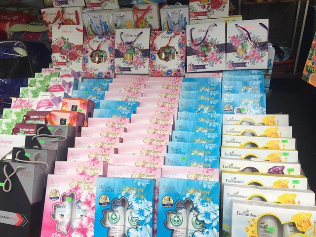 Ngày 20/11: Quà nhỏ nhiều ý nghĩa bán chạy hơn hoa - 2 Dầu gội, sữa tắm bày bán la liệt