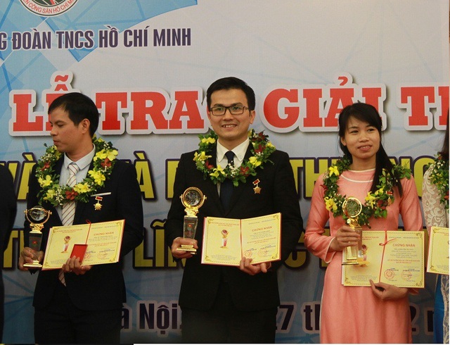 PGS trẻ nhất Việt Nam Trần Xuân Bách nhận giải thưởng Quả cầu Vàng - 2
PGS. TS Trần Xuân Bách (giữa) nhận giải thưởng Quả cầu Vàng