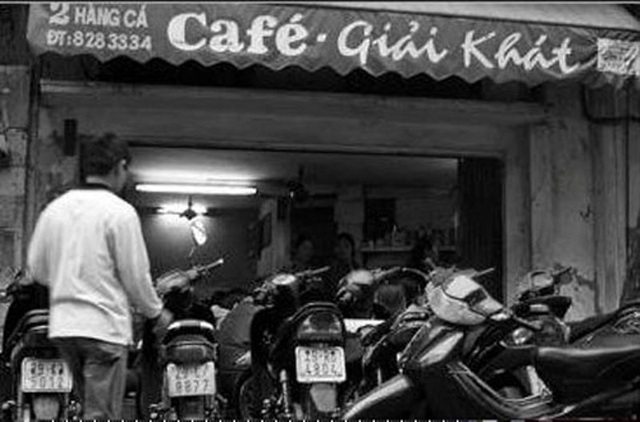 Những quán cà phê đi cùng năm tháng của Thủ đô - 6 Không biển hiệu, cơi nới cũng vô cùng hạn chế nhưng quán cà phê từng được mệnh danh là Đệ Nhất cà phê Hà Nội không lúc nào ngớt khách.