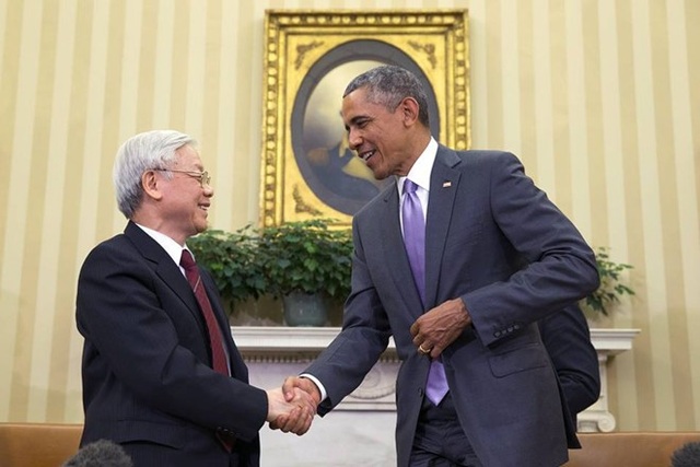 Dấu mốc đặc biệt trong quá trình tiến triển quan hệ Việt - Mỹ - 10
Ngày 7/7/2015, theo lời mời của chính quyền Tổng thống Barack Obama, Tổng Bí thư Nguyễn Phú Trọng đã có chuyến thăm chính thức Hoa Kỳ, đúng dịp hai nước kỷ niệm 20 năm bình thường hóa quan hệ và 2 năm thiết lập quan hệ Đối tác toàn diện Việt Nam - Hoa Kỳ. Trong chuyến thăm này, Tổng Bí thư Nguyễn Phú Trọng có cuộc hội đàm với Tổng thống Hoa Kỳ Barack Obama tại phòng Bầu dục của Nhà Trắng (ảnh: AFP).