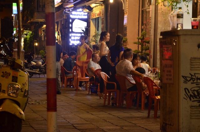 Nhà hàng, quán nhậu “nuốt chửng” vỉa hè quận 1