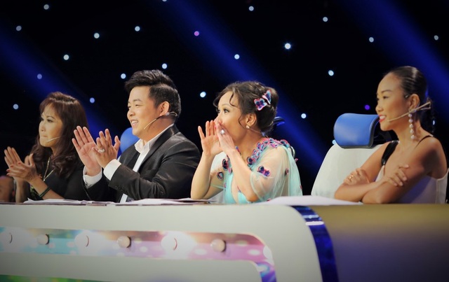 Cô bé nghèo mồ côi cha ca vọng cổ khiến Việt Hương, Quang Lê ngậm ngùi - 2 Các thành viên ban giám khảo cổ vũ hết mình cho Hồng Yến.