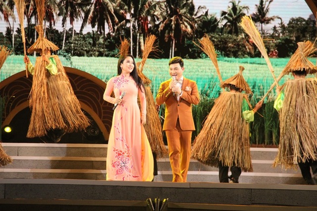Ca khúc Tình ca trên lúa do Quang Linh và Vân Khánh biểu diễn