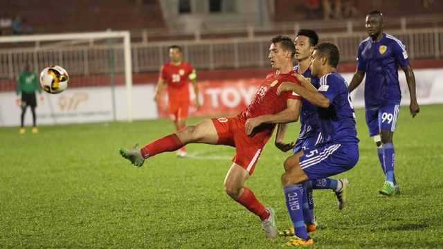 Vòng 8 V-League 2017: Các đội của bầu Hiển có bắt kịp Thanh Hoá? - 1 Quảng Nam (áo xanh) hiện ở khá gần ngôi đầu bảng (ảnh: Trọng Vũ)