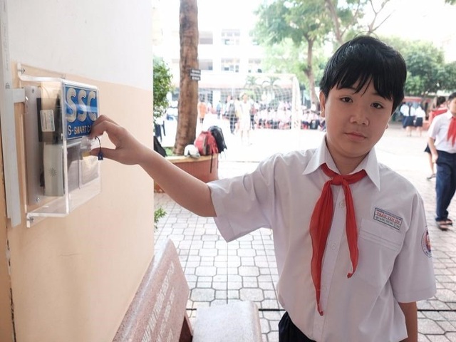 HS tới trường, quẹt thẻ chuyên nghiệp như đi làm - 1 HS tới trường, quẹt thẻ chuyên nghiệp như đi làm - 1