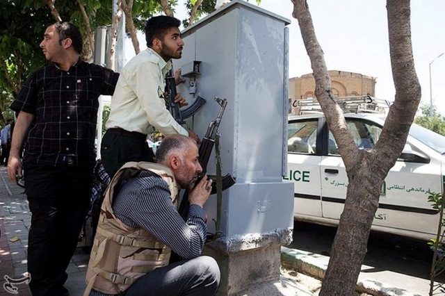 Hiện trường vụ tấn công táo tợn tại quốc hội Iran - 16 Hiện trường vụ tấn công táo tợn tại quốc hội Iran - 16