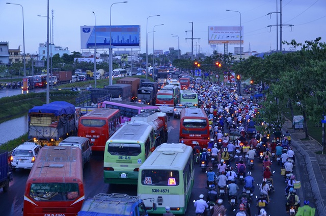 Phát triển metro: “Tiền đi vay không thấy đắt chứ tiền túi bỏ ra đắt lắm!” - 4 Kẹt xe trên quốc lộ 1, đoạn qua quận Bình Tân, TPHCM (ảnh Đình Thảo)