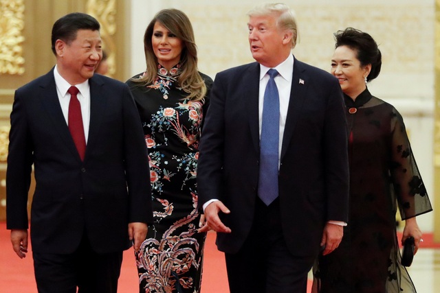 Lộ thực đơn quốc yến chiêu đãi Tổng thống Trump ở Trung Quốc - 1
Chủ tịch Tập Cận Bình và phu nhân Bành Lệ Viện tiếp đón Tổng thống Donald Trump và phu nhân Melania Trump tại Đại lễ đường Nhân dân Trung Quốc để tham dự buổi quốc yến do lãnh đạo nước chủ nhà chủ trì. (Ảnh: Reuters)