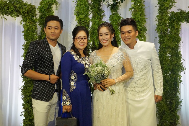 "Tình cũ" Quý Bình vui vẻ đến dự đám cưới Lê Phương - 3 Nam diễn viên thân thiết chụp ảnh chung với cả mẹ của Lê Phương
