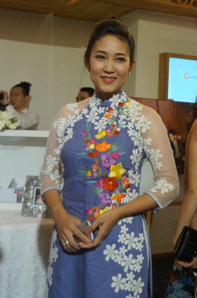 "Tình cũ" Quý Bình vui vẻ đến dự đám cưới Lê Phương - 12 Ca sĩ Thanh Thúy trẻ trung với áo dài cách tân họa tiết hoa nổi bật