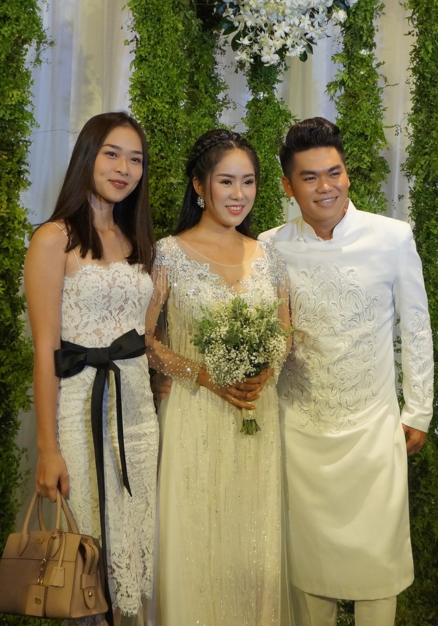"Tình cũ" Quý Bình vui vẻ đến dự đám cưới Lê Phương - 17 Diệp Bảo Ngọc diện váy ren bó sát tham dự tiệc cưới. Trước đó cô từng đảm nhận vai trò phù dâu cho Lê Phương trong tiệc cưới tại Trà Vinh.