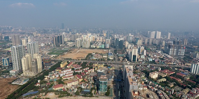 Dày đặc cao ốc bóp nghẹt trục đường hướng tâm Hà Nội - 2
Ở góc nhìn đại cảnh từ trên cao cho thấy mật độ cao ốc dày đặc ở khu vực Trung Hòa - Nhân Chính. Khu vực này cũng là điểm đầu của đường Lê Văn Lương.