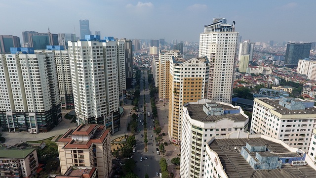 Dày đặc cao ốc bóp nghẹt trục đường hướng tâm Hà Nội - 10
Đường Lê Văn Lương chạy qua khu đô thị Trung Hòa - Nhân Chính bị “bóp nghẹt” bới các tòa cao ốc mọc lên san sát.