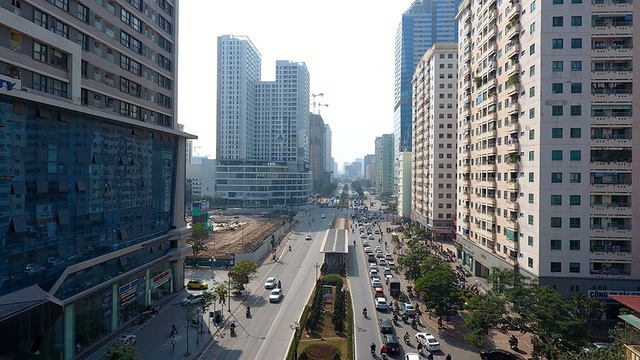 
Các tòa chung cư cao tầng vây kín hai bên đường Lê Văn Lương. Tình trạng giao thông quá tải đang là nỗi ám ảnh cho người dân mỗi khi phải đi qua khu vực này.
