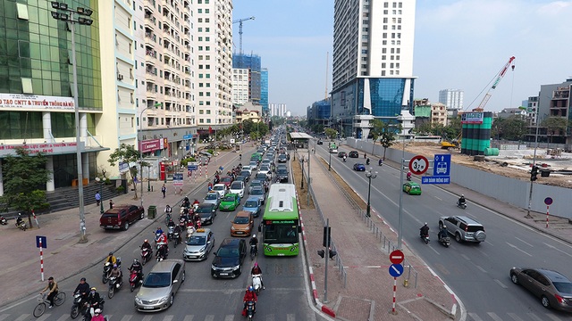 Dày đặc cao ốc bóp nghẹt trục đường hướng tâm Hà Nội - 8
Mới đây, tuyến buýt nhanh BRT vận hành với làn đường ưu tiên riêng trên trục Lê Văn Lương - Tố Hữu, phần đường dành cho phương tiện cá nhân bị thu hẹp lại. Trong khi đó, nhiều dự án cao ốc vẫn tiếp tục được triển khai xung quanh trục đường này.