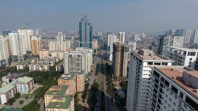 
Một khu vực dày đặc nhà cao tầng trên trục đường Lê Văn Lương - Tố Hữu.
