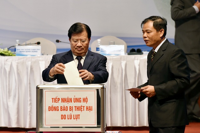 Phát huy vai trò người dân - yếu tố quan trọng nhất giảm thiểu thiệt hại thiên tai - 3 Tại Hội nghị, các đại biểu tham dự đã quyên góp ủng hộ đồng bào bị thiệt hại do mưa lũ.